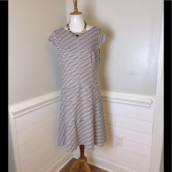 Anne Klein Dresses & Skirts - Ann Klein Wavy Striped Dress 12 FREE SHIP